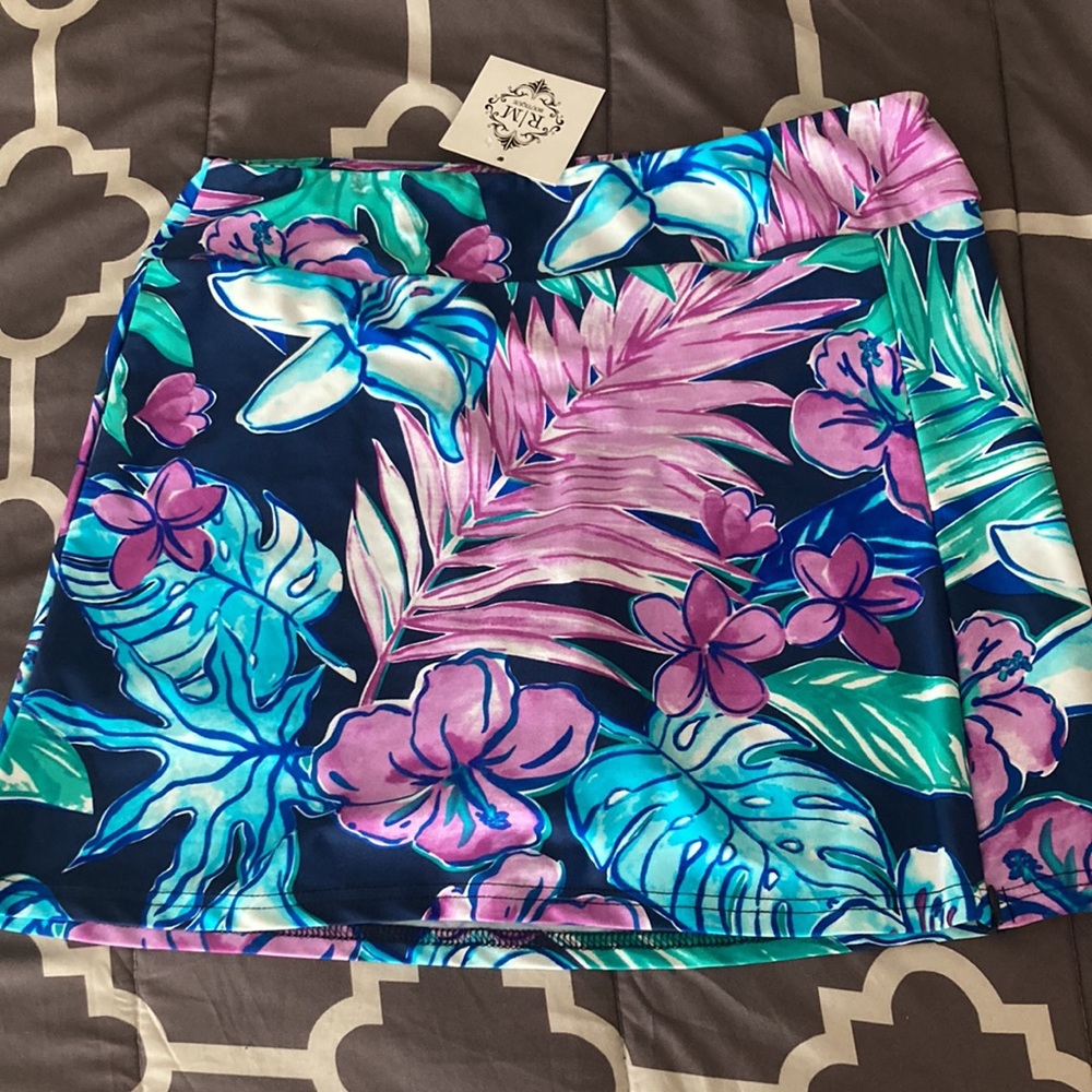 Floral athletic skort. Size small. Stretchy. With zipper.